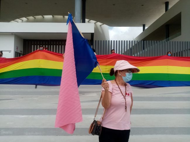 Grupos pro y contra matrimonio igualitario se manifiestan frente a Congreso de Yucatán